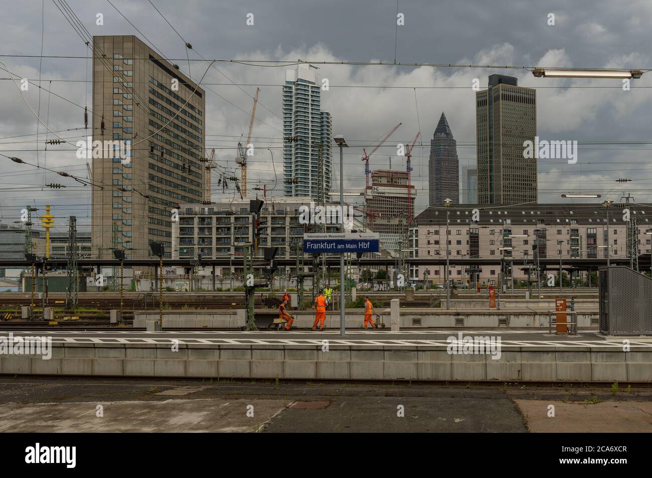 Eisenbahner, die Wartungsarbeiten an den Gleisen des Frankfurter Hauptbahnhofs durchführen Stockfoto