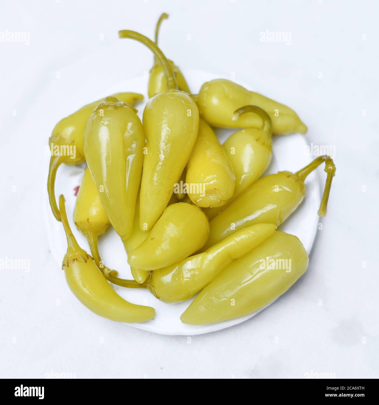 Eingelegte Oliven, Gurke, Zitrone und Pfeffer hausgemachte Bio leicht gesalzene Gurken Vorspeise. Bio, gesunde Lebensmittel Essen Sie frisch mit einer Gabel Pickles Stockfoto