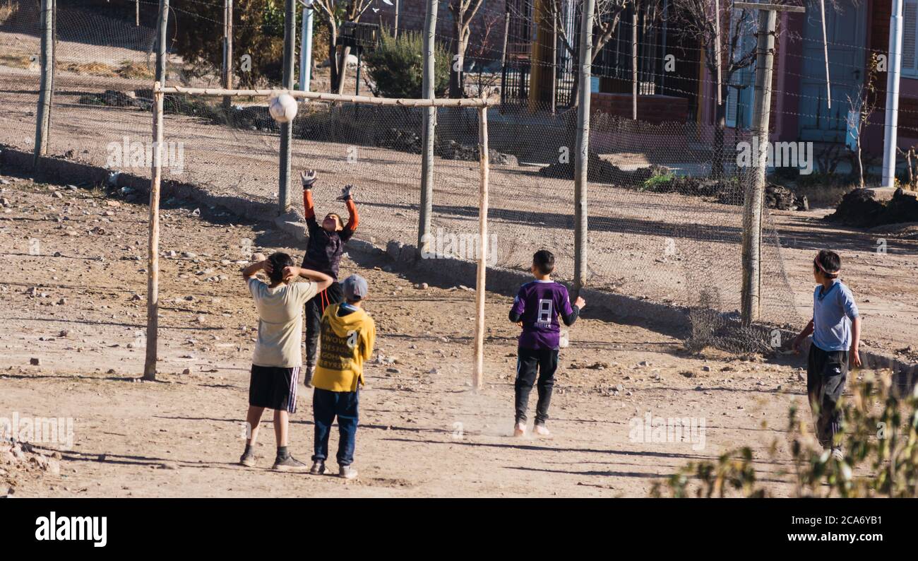 Kinder spielen Fußball im Fahrerlager in Argentinien Stockfoto