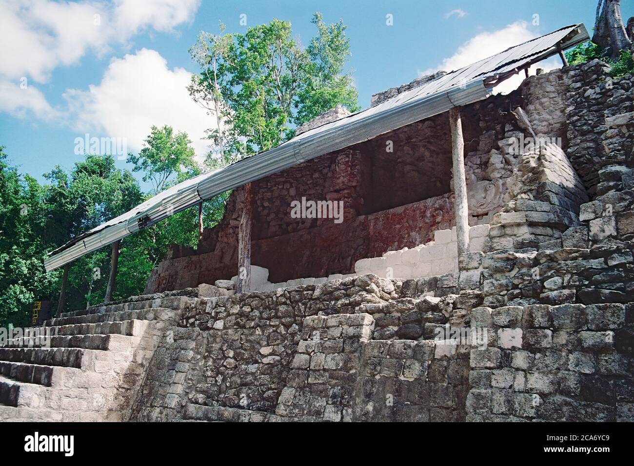 Struktur I. die temporäre Metalldach errichtet, um den Fries zu schützen. Balamku Maya Ruinen. Campeche, Mexiko. Vintage Film Bild - ca. 1990. Stockfoto