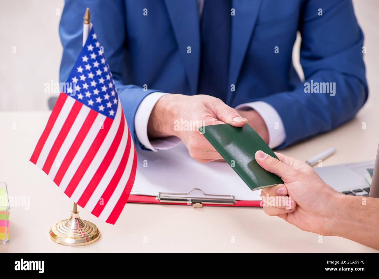 Junger Mann, der die Botschaft für das Visum besucht Stockfoto