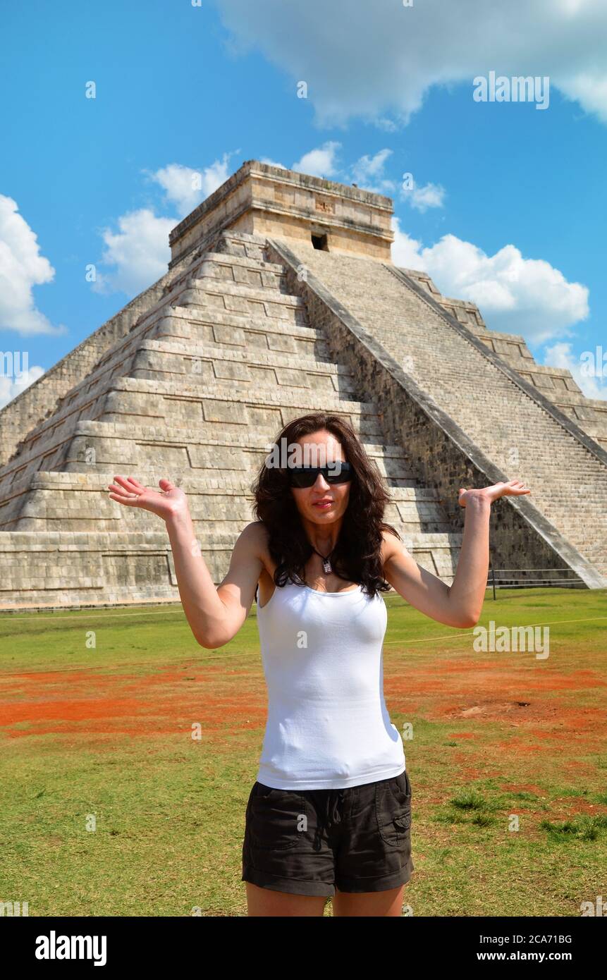 Frau mit Spaß in Chichen Itza Mexiko Stockfoto