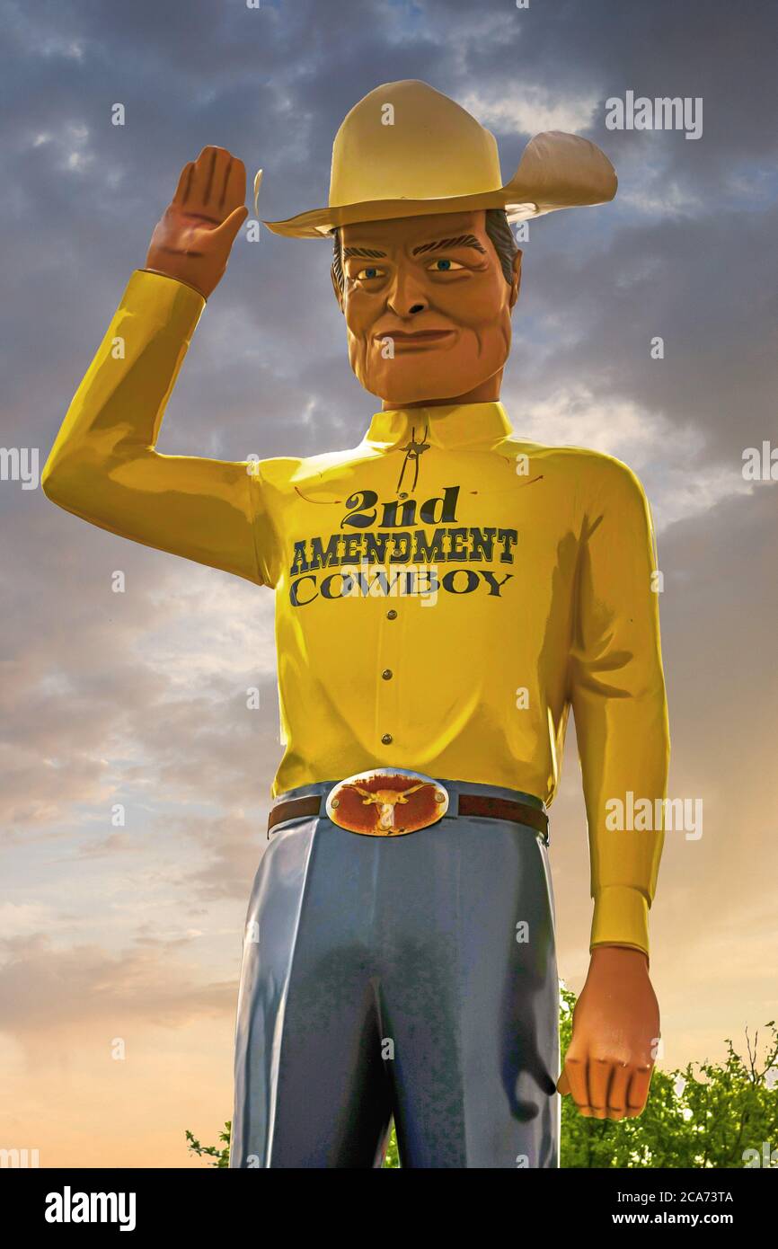 Der 2nd Amendment Cowboy auf der Seite der Straße in der Nähe von Amarillo, Texas auf der Route 66 Stockfoto