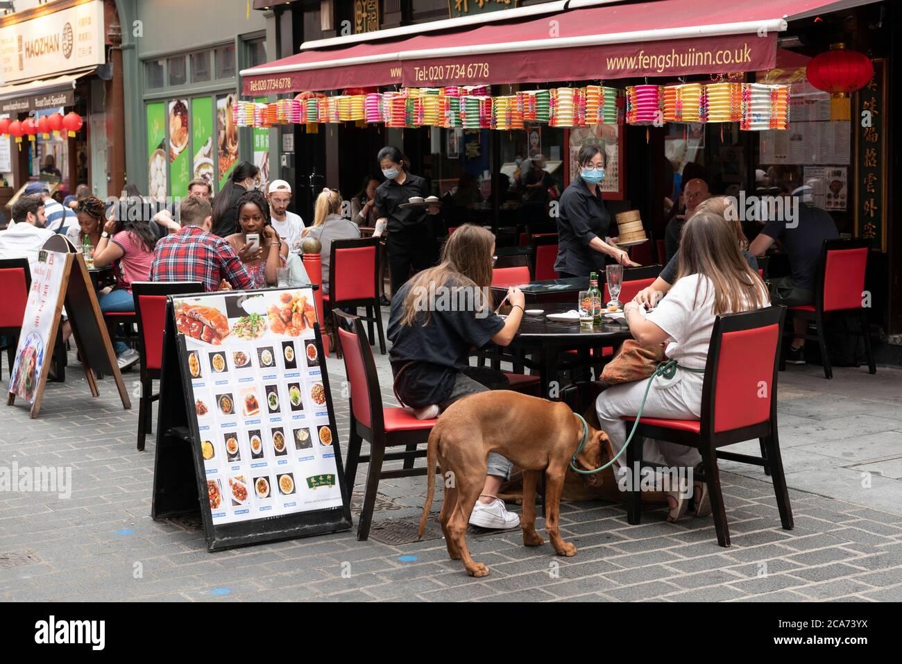 Gäste können während des „Eat Out to Help Out“-Programms an Restauranttischen im Freien in Chinatown speisen. Hier erhalten Gäste einen Rabatt auf Mahlzeiten, um die Restaurants und Pubs nach der Sperre zu stärken. Stockfoto