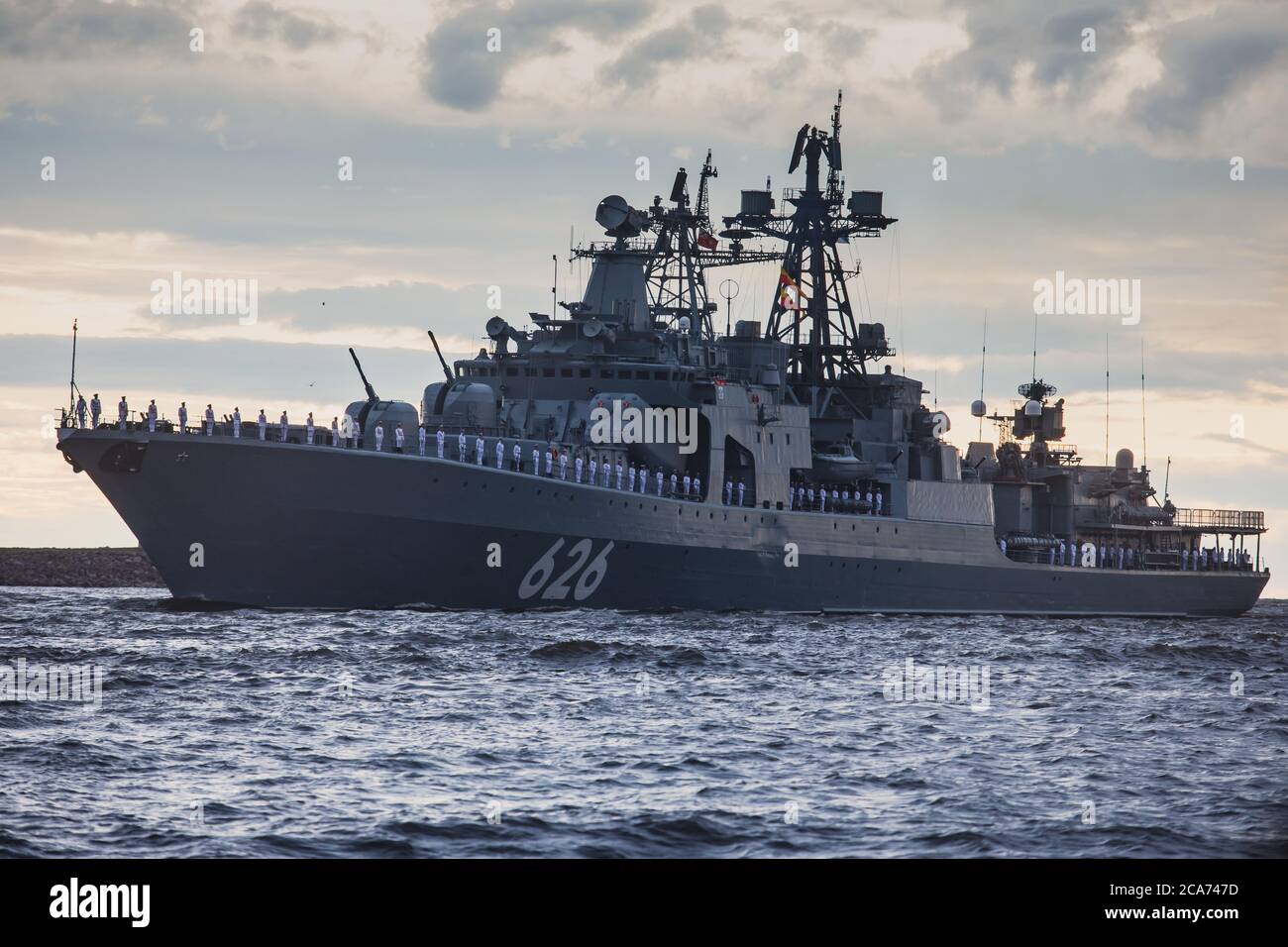 Blick auf die russische Marine, moderne russische Militär Marine Schlachtschiffe Kriegsschiffe in der Reihe, Nordflotte und ostsee Flotte, Sommer sonnigen Tag während der Stockfoto