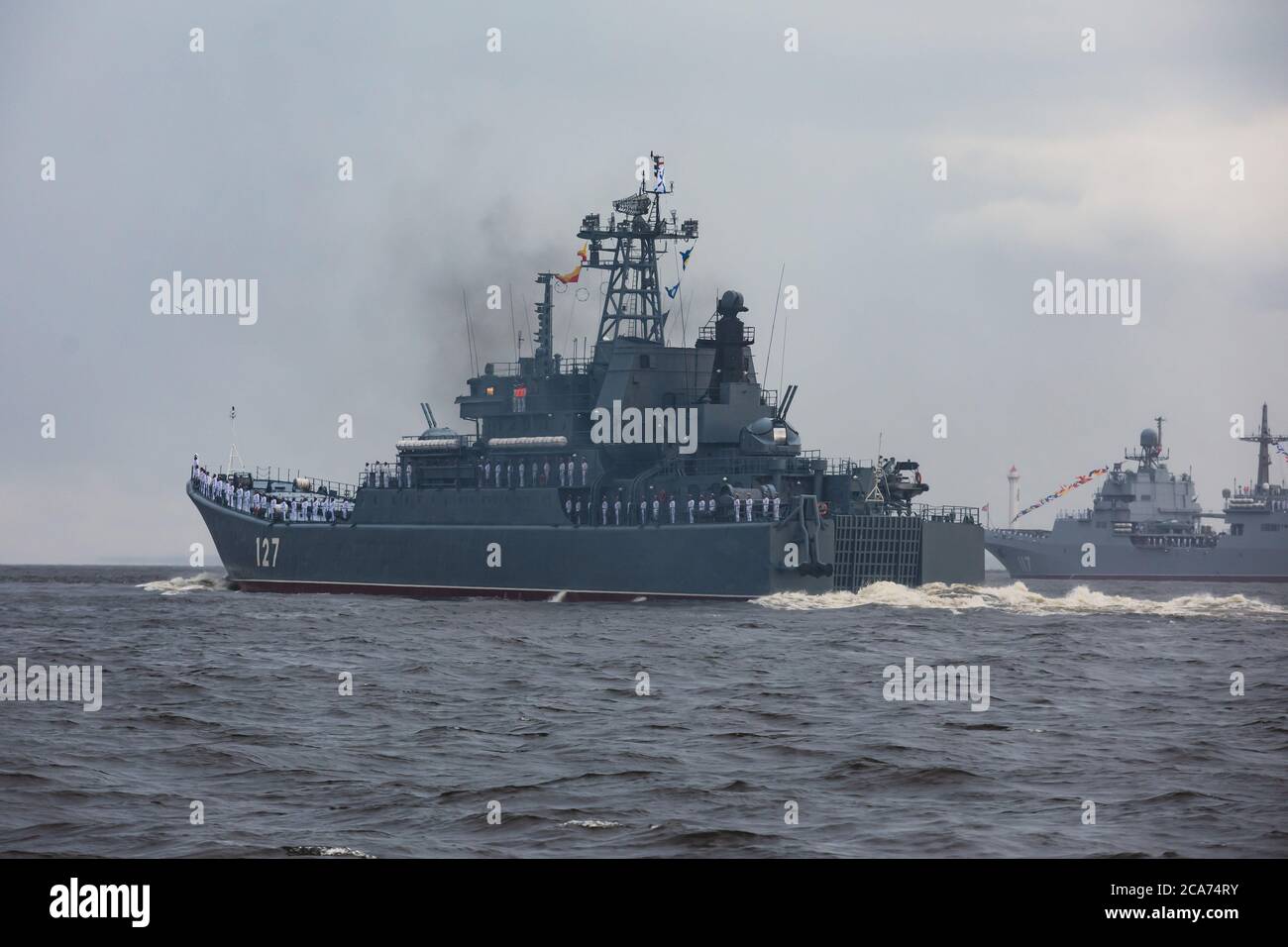 Blick auf die russische Marine, moderne russische Militär Marine Schlachtschiffe Kriegsschiffe in der Reihe, Nordflotte und ostsee Flotte, Sommer sonnigen Tag während der Stockfoto