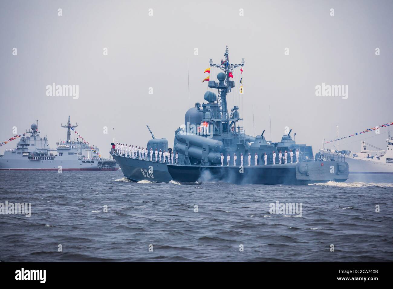 Blick auf die russische Marine, moderne russische Militär Marine Schlachtschiffe Kriegsschiffe in der Reihe, Nordflotte und ostsee Flotte, Sommer sonnigen Tag während der Stockfoto