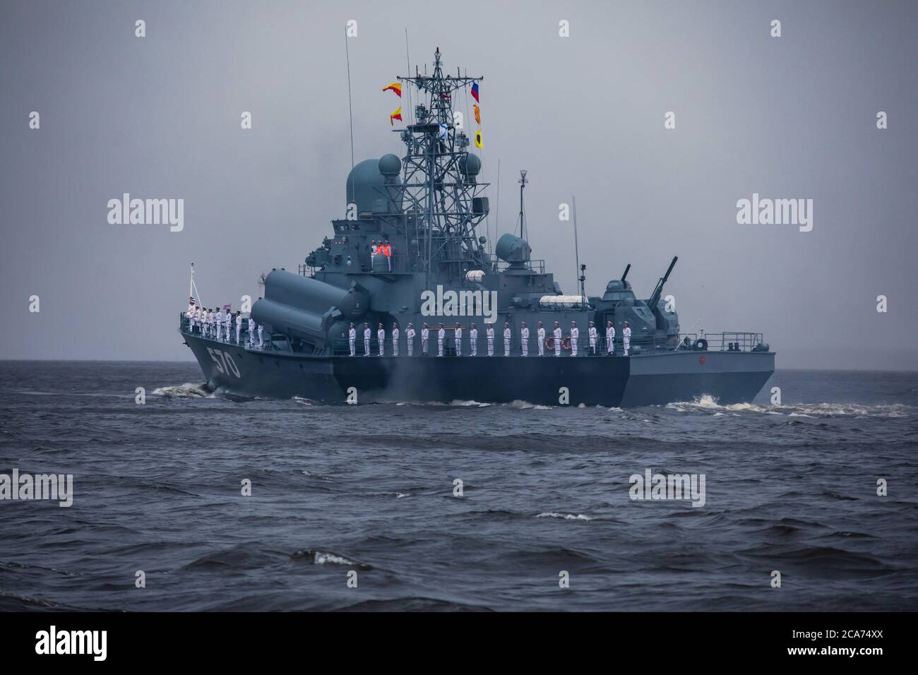 Blick auf die russische Marine, moderne russische Militär Marine Schlachtschiffe Kriegsschiffe in der Reihe, Nordflotte und ostsee Flotte, Sommer sonnigen Tag während der Stockfoto