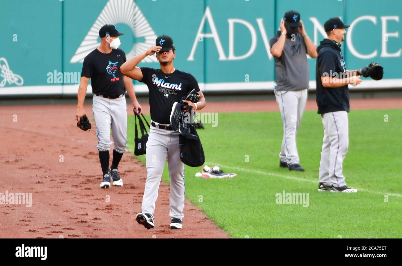 Baltimore, Usa. August 2020. Mitglieder der Miami Marlins wärmen sich am Dienstag, den 4. August 2020, vor einem Baseball-Interleague-Spiel der Major League gegen die Baltimore Orioles in Camden Yards in Baltimore, MD, auf. Die Marlins kehrten nach einer 9-tägigen Entlassung aus dem COVID-19 in den Wettbewerb zurück. Foto von David Tulis/UPI Credit: UPI/Alamy Live News Stockfoto