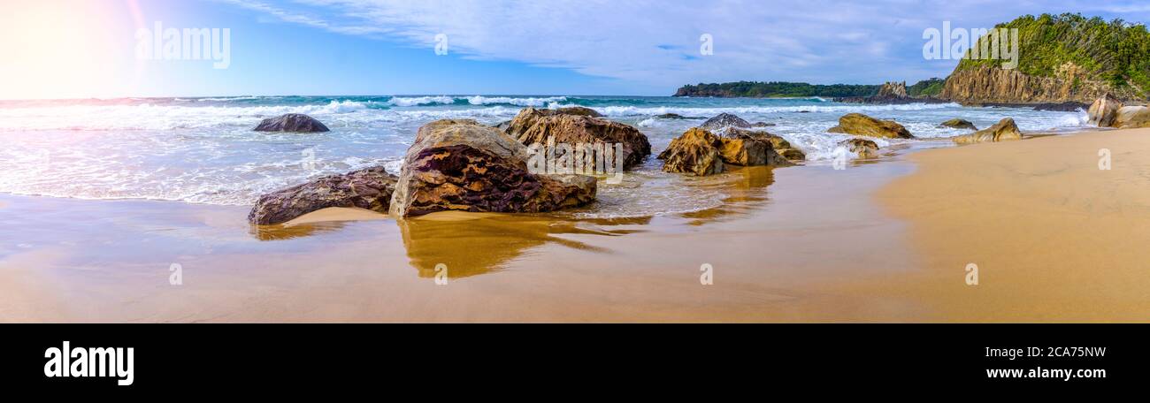 Panoramablick über Jones Beach zu Cathedral Rocks, Teil des Kiama Coastal Walk, Jones Beach, Kiama Heights, NSW, Australien Stockfoto