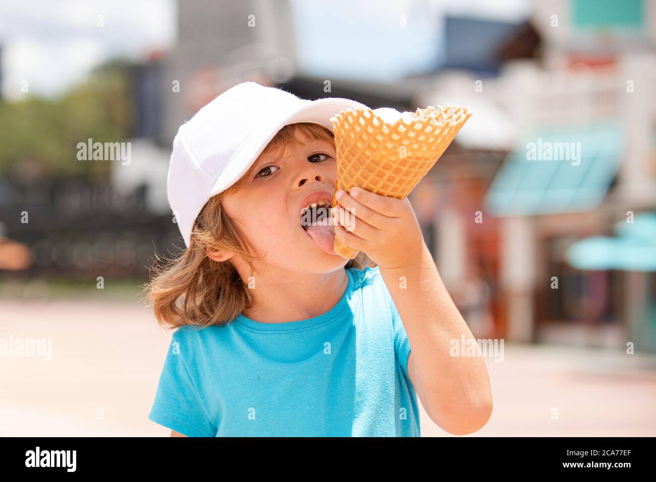 Eis Kind. Lustige Kinder essen Eis auf der Straße. Stockfoto