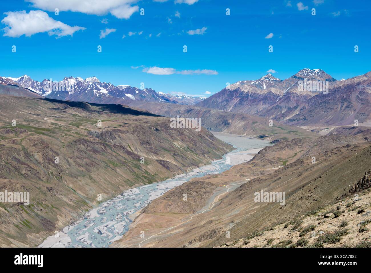 Chandra River (Chenab River) Blick vom Kunzum Pass (Kunzum La) - Chandra Taal (Moon Lake) Trekking Course in Lahaul und Spiti, Himachal Pradesh, Indien Stockfoto