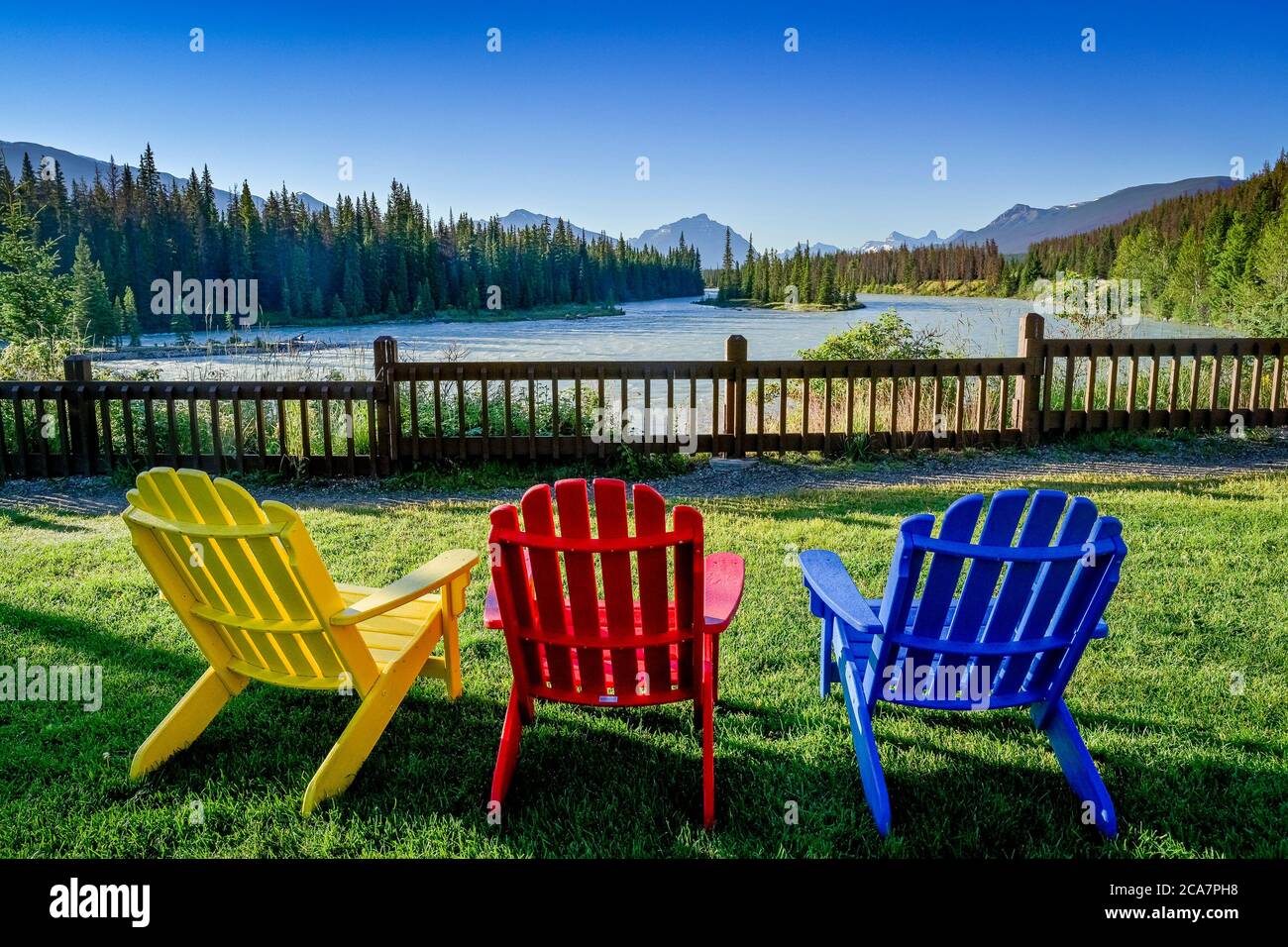 Farbenfrohe Stühle bieten einen Blick auf den Athabasca River, den Jasper National Park und Alberta Stockfoto