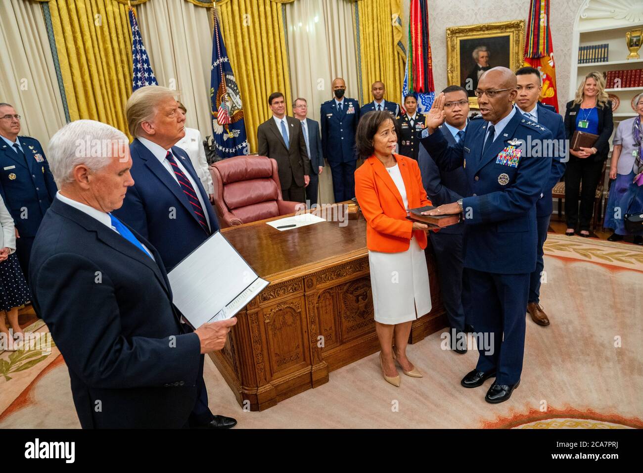 Washington, Vereinigte Staaten Von Amerika. August 2020. US-Präsident Donald J. Trump und US-Vizepräsident Mike Pence beteiligen sich an der Vereidigung von General Charles Q. Brown, als der kommende Stabschef der Luftwaffe im Oval Office des Weißen Hauses in Washington, DC, Dienstag, 4. August 2020. Quelle: Doug Mills/Pool via CNP, weltweite Nutzung Quelle: dpa/Alamy Live News Stockfoto