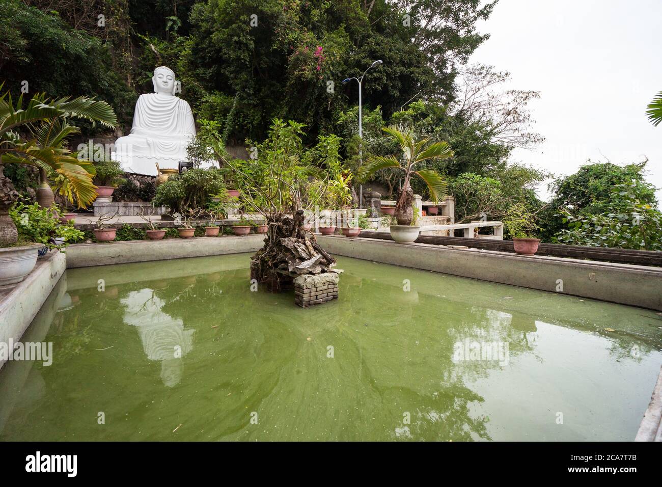 Da Nang / Vietnam - 15. Januar 2020: Buddha-Skulptur aus weißem Marmor mit Spiegelung auf Poolwasser in Marmorbergen Stockfoto