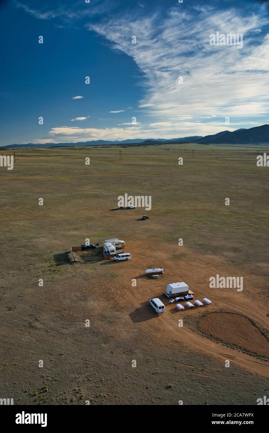Fahrzeuge im offenen Flugzeug an sonnigen Tag geparkt, wie aus Heißluftballon in colorado Flugzeug gesehen Stockfoto
