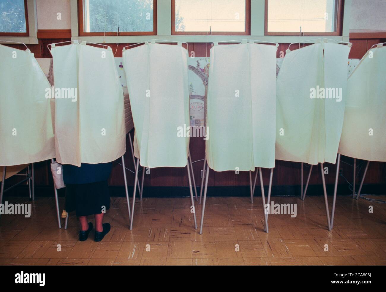 Ältere Frau, die während der US-Präsidentschaftswahl im November 1988 in einer Wahlkabine ihre Stimme abgibt. San Francisco, Kalifornien, USA Stockfoto