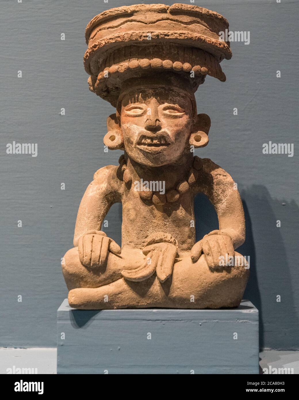 Eine Zapotec Keramik-Beerdigungsurne eines sitzenden Mannes. Monte Alban Site Museum, Oaxaca, Mexiko. Ein UNESCO-Weltkulturerbe. Stockfoto