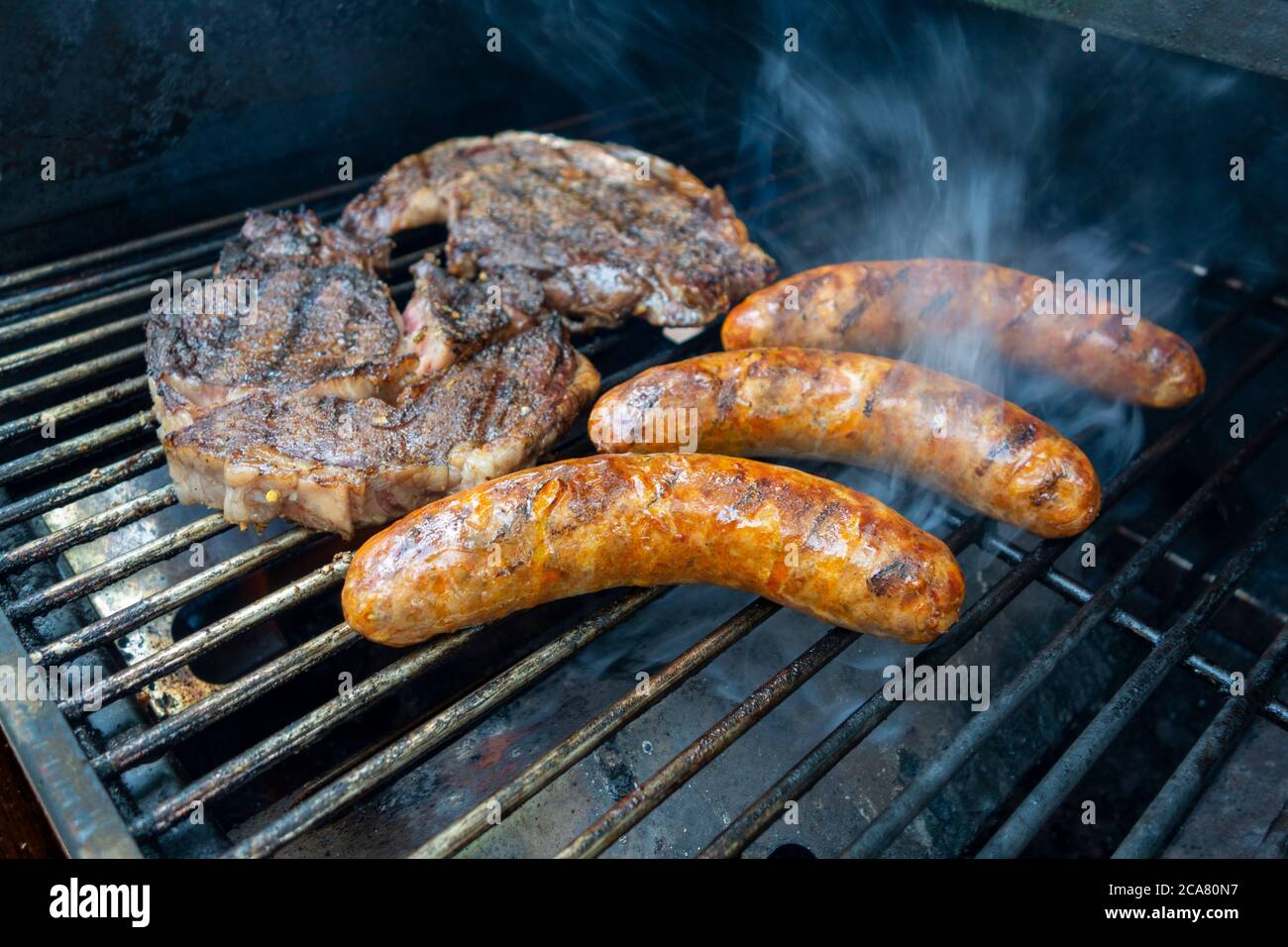 Somoking und Kochen Steaks auf einem Propan Outdoor Gasgrill Stockfoto