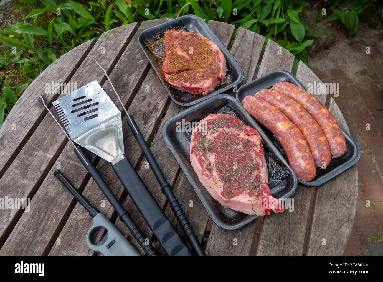 Außentisch Vorbereitung für Grillen Fleisch im Freien bbq Sommer kochen Stockfoto