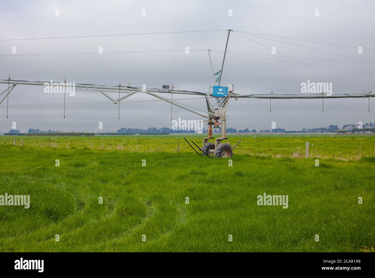 Neuseeland Landschaftsszenen: Bewässerung Infrastruktur: Center-Pivot Irrigator Bewässerung einer kreisförmigen oder halbkreisförmigen Paddock. Stockfoto