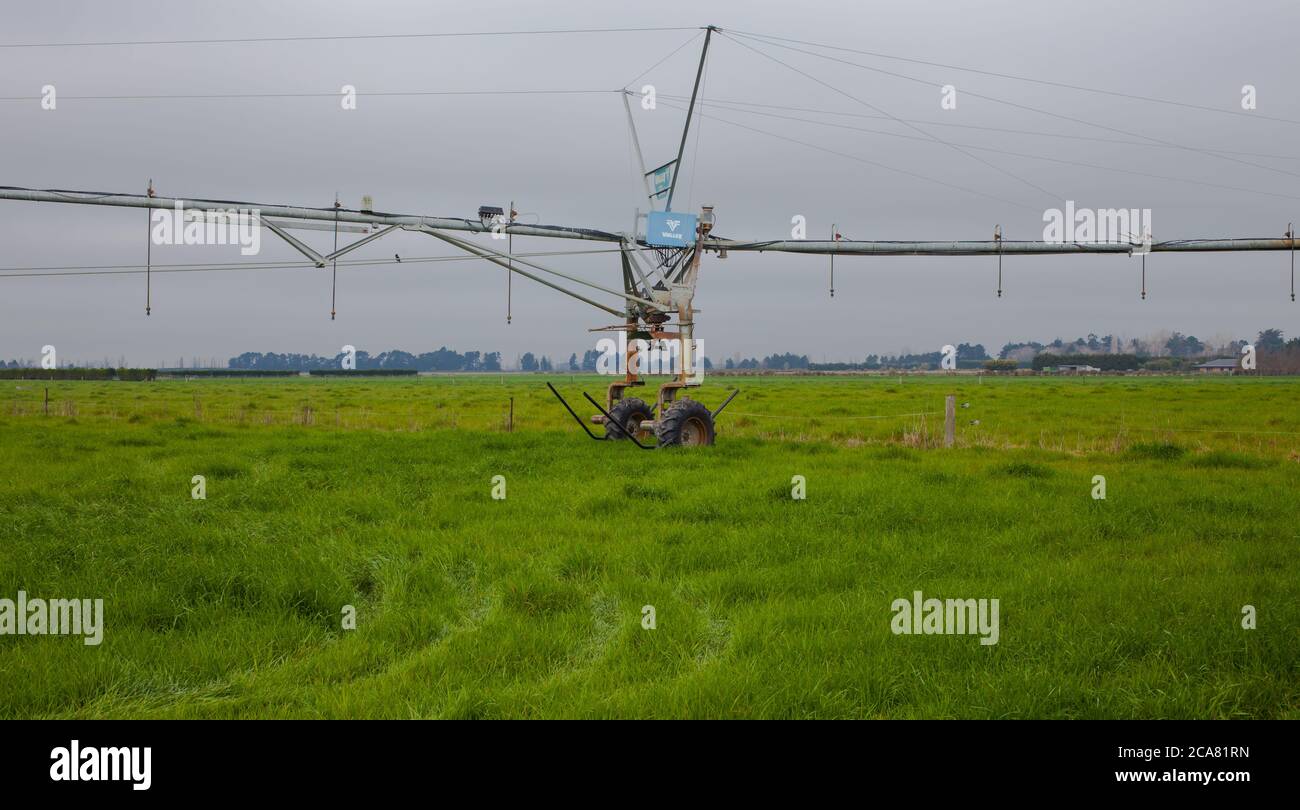Neuseeland Landschaftsszenen: Bewässerung Infrastruktur: Center-Pivot Irrigator Bewässerung einer kreisförmigen oder halbkreisförmigen Paddock. Stockfoto