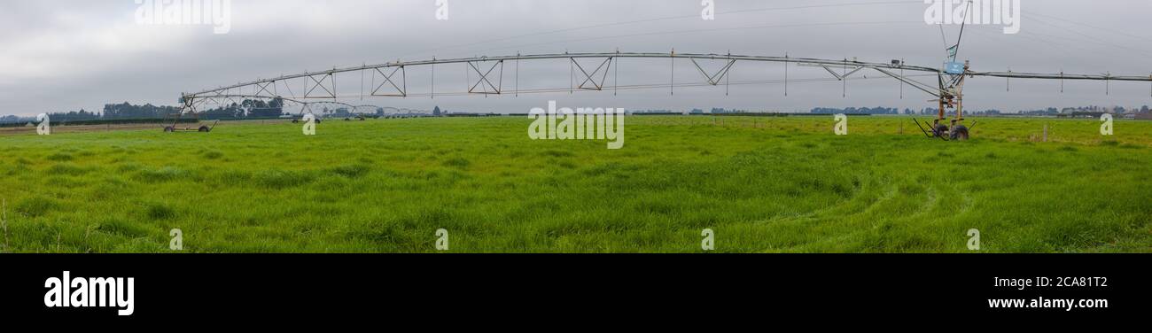 Neuseeland Landschaftsszenen: Bewässerung Infrastruktur: Center-Pivot Irrigator Bewässerung einer kreisförmigen oder halbkreisförmigen Paddock. Stockfoto