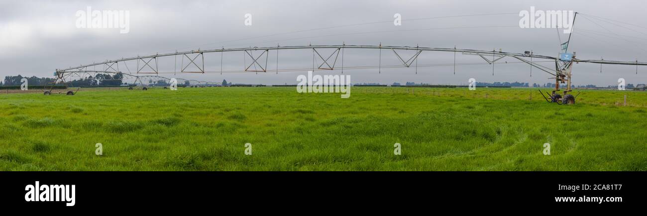 Neuseeland Landschaftsszenen: Bewässerung Infrastruktur: Center-Pivot Irrigator Bewässerung einer kreisförmigen oder halbkreisförmigen Paddock. Stockfoto