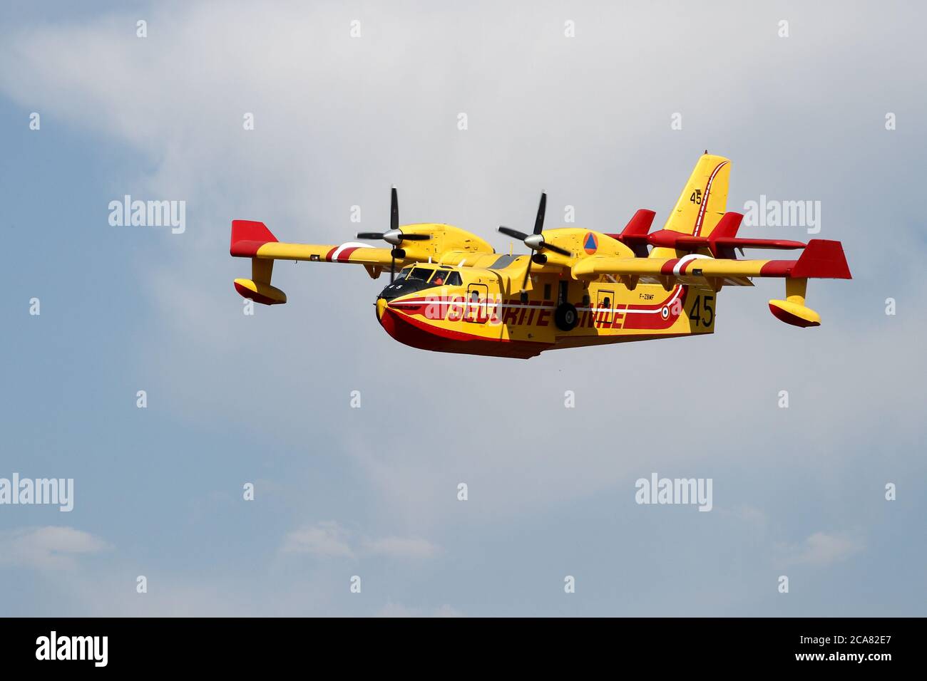 Canadair CL-415 Feuerwehrflugzeug während der Ausbildung. Stockfoto