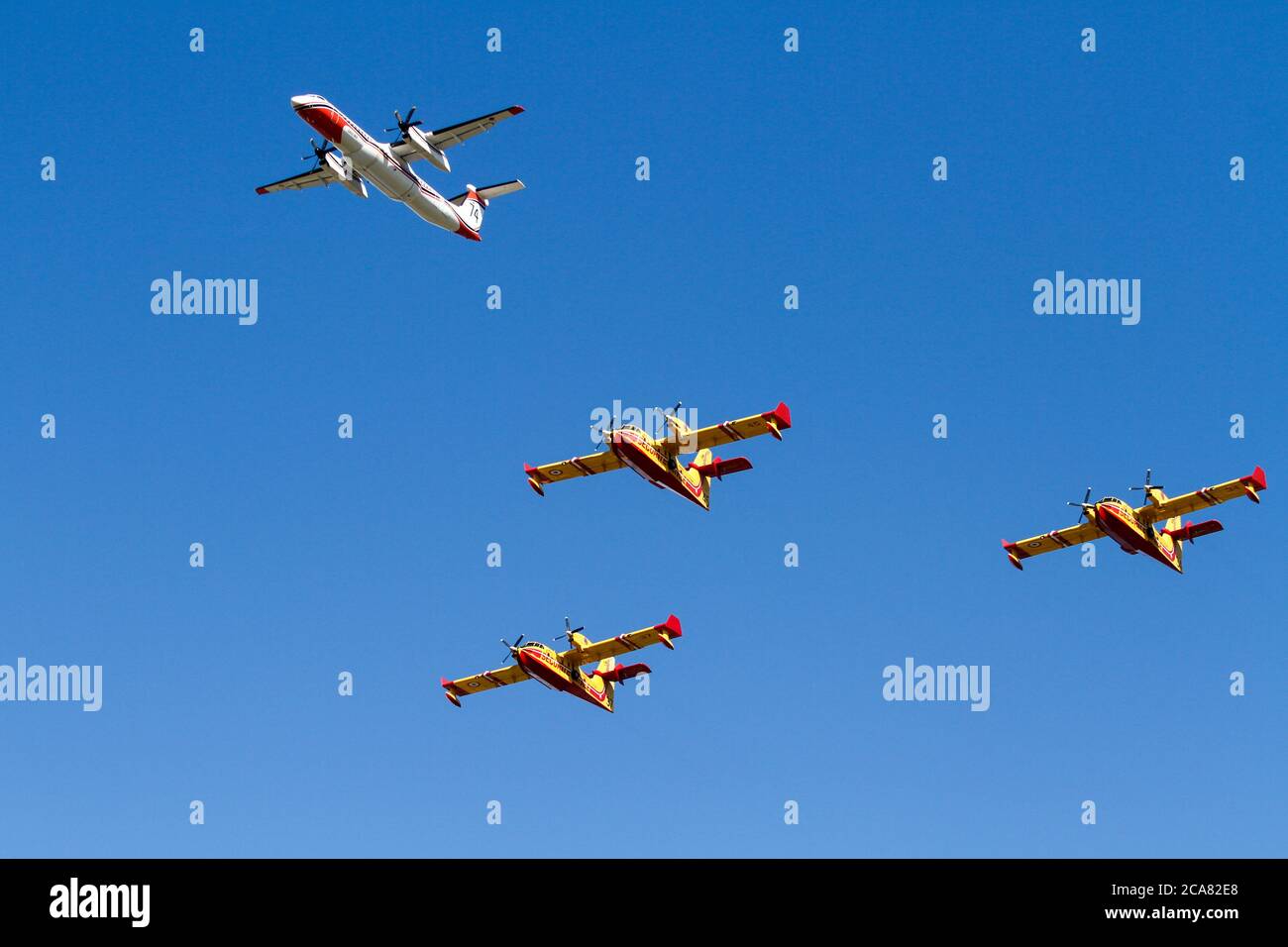 Ein Bombardier Dash-8 (L) und 3 Canadair CL-415 Feuerwehrflugzeuge während des Trainings. Stockfoto