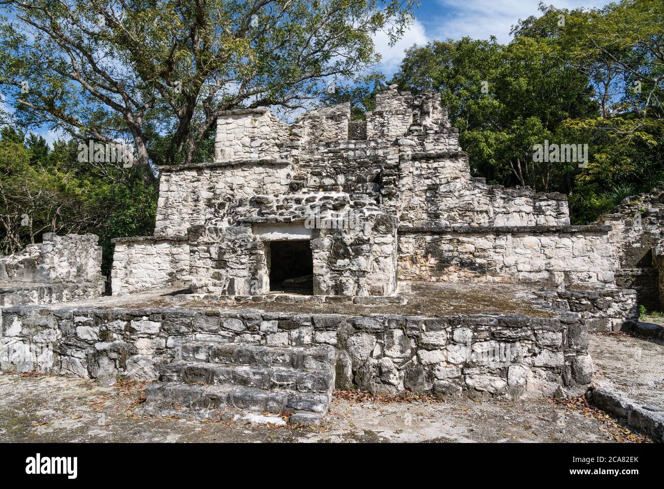 Struktur 7H-3 in den Ruinen der Maya-Stadt Muyil oder Chunyaxche im UNESCO-Weltbiosphärenreservat Sian Ka'an in Quintana Roo, Mexiko. Stockfoto