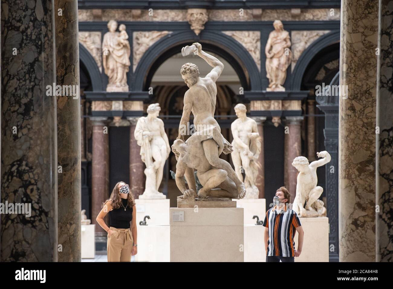 Mitarbeiter sehen Exponate in der Paul and Jill Ruddock Gallery im Victoria and Albert Museum in London, während sie sich auf die Wiedereröffnung am 6. August vorbereitet. Stockfoto