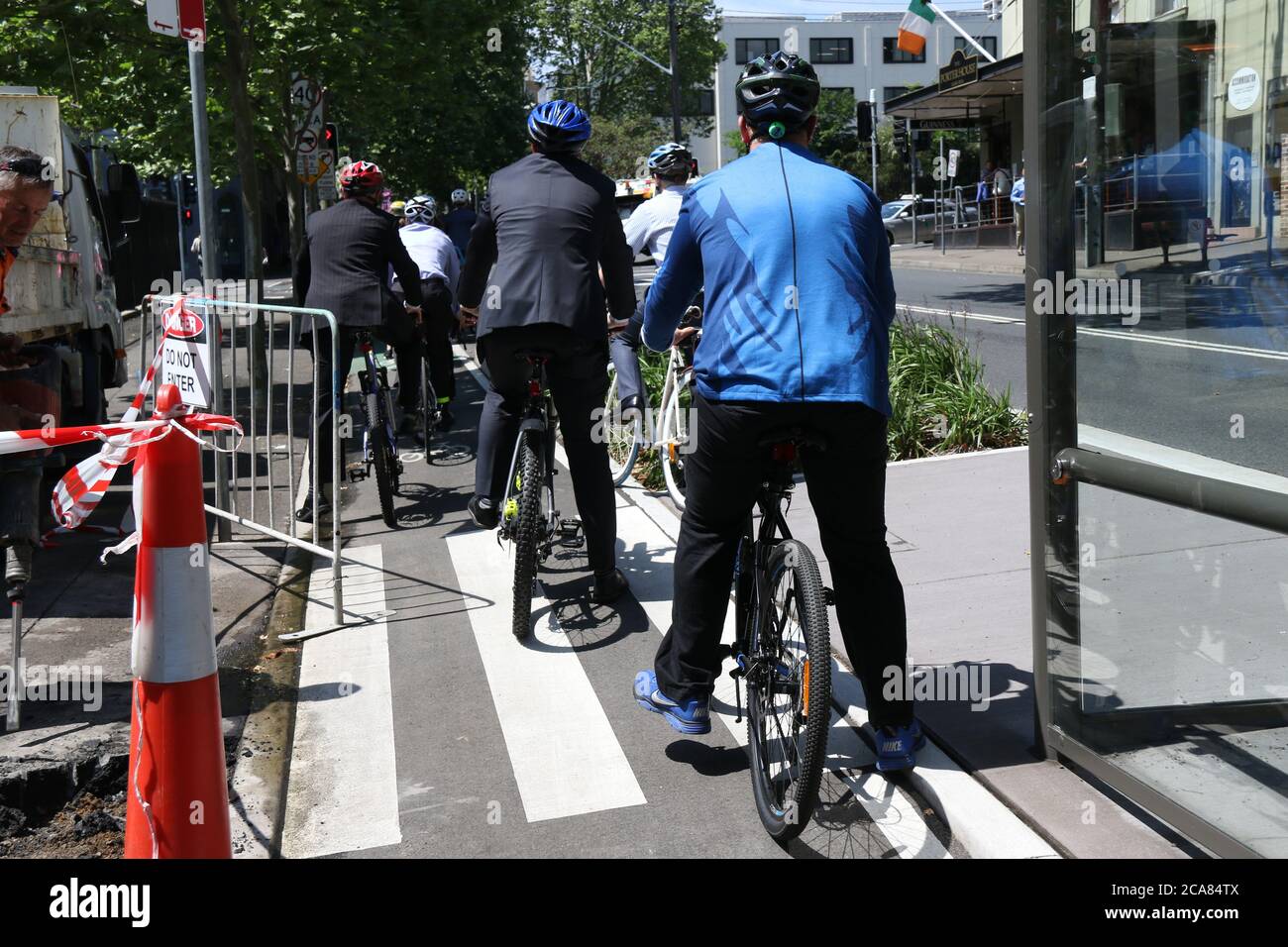 Die „Sydney Suit Ride“ ermutigte die Arbeiter, dem Büro zu entkommen, um eine ‘Executive-Mittagstour durch die Straßen der Stadt’ zu Unternehmen. Die Fahrt begann und endete Stockfoto