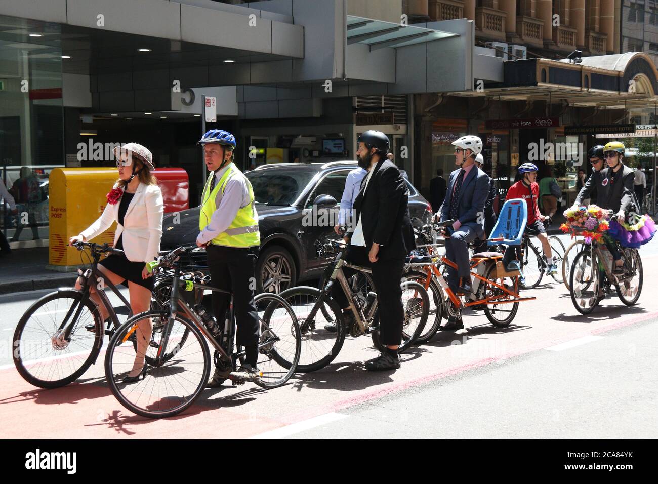 Die „Sydney Suit Ride“ ermutigte die Arbeiter, dem Büro zu entkommen, um eine ‘Executive-Mittagstour durch die Straßen der Stadt’ zu Unternehmen. Die Fahrt begann und endete Stockfoto