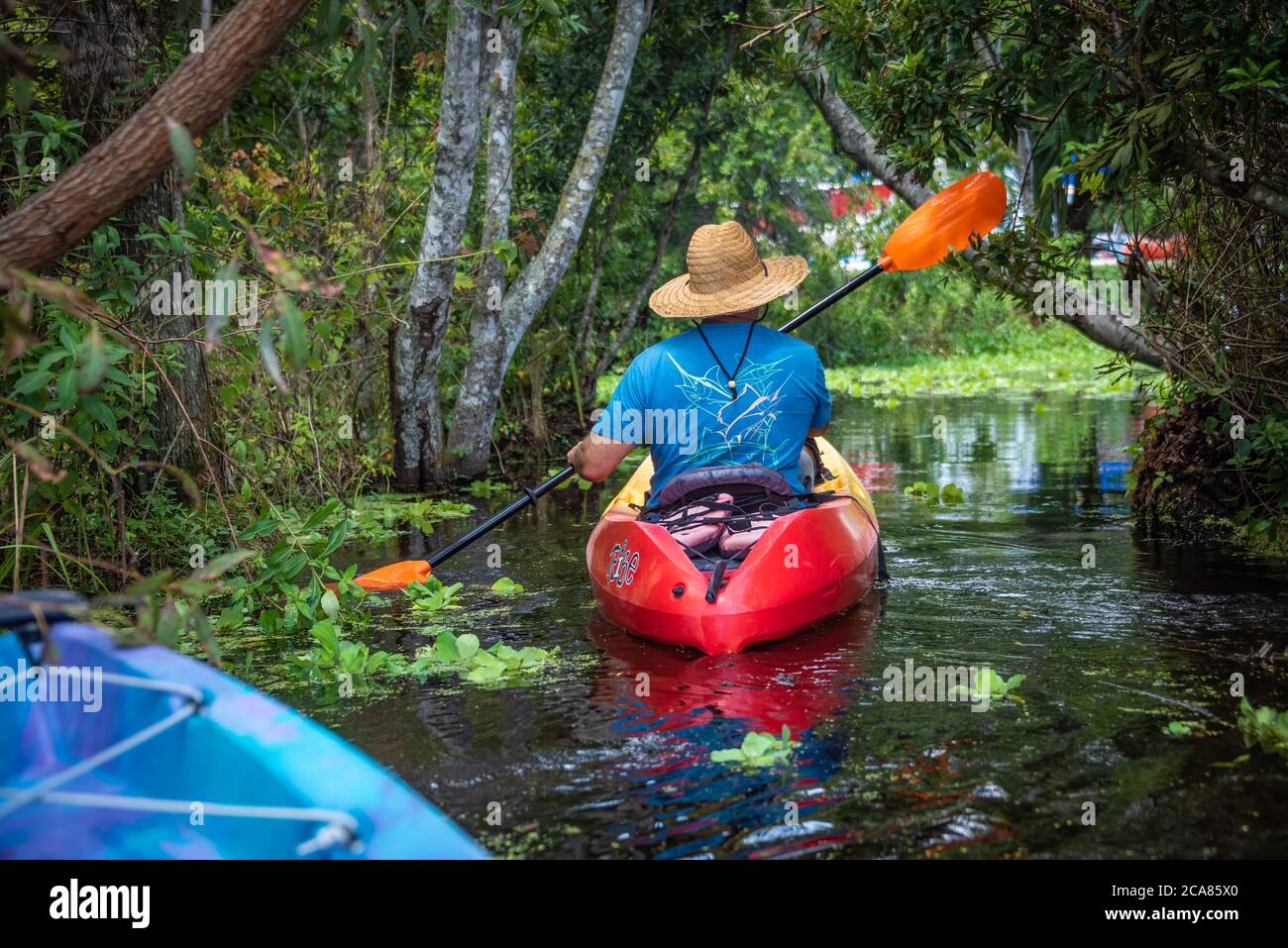 Kajakfahrer kehren nach einem Kajakausflug in die Küstengewässer des Guana River in Ponte Vedra Beach, Florida, in den North Guana Outpost zurück. Stockfoto