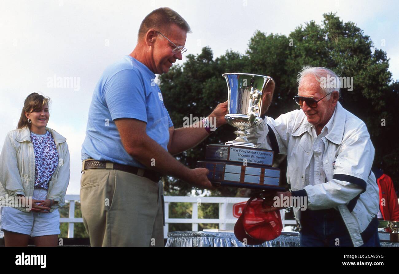 Zora Arkus-Duntov wird beim Allard Salute Race Meeting in Laguna Seca California USA 1990 mit der Thomas W Senter Trophäe ausgezeichnet Stockfoto