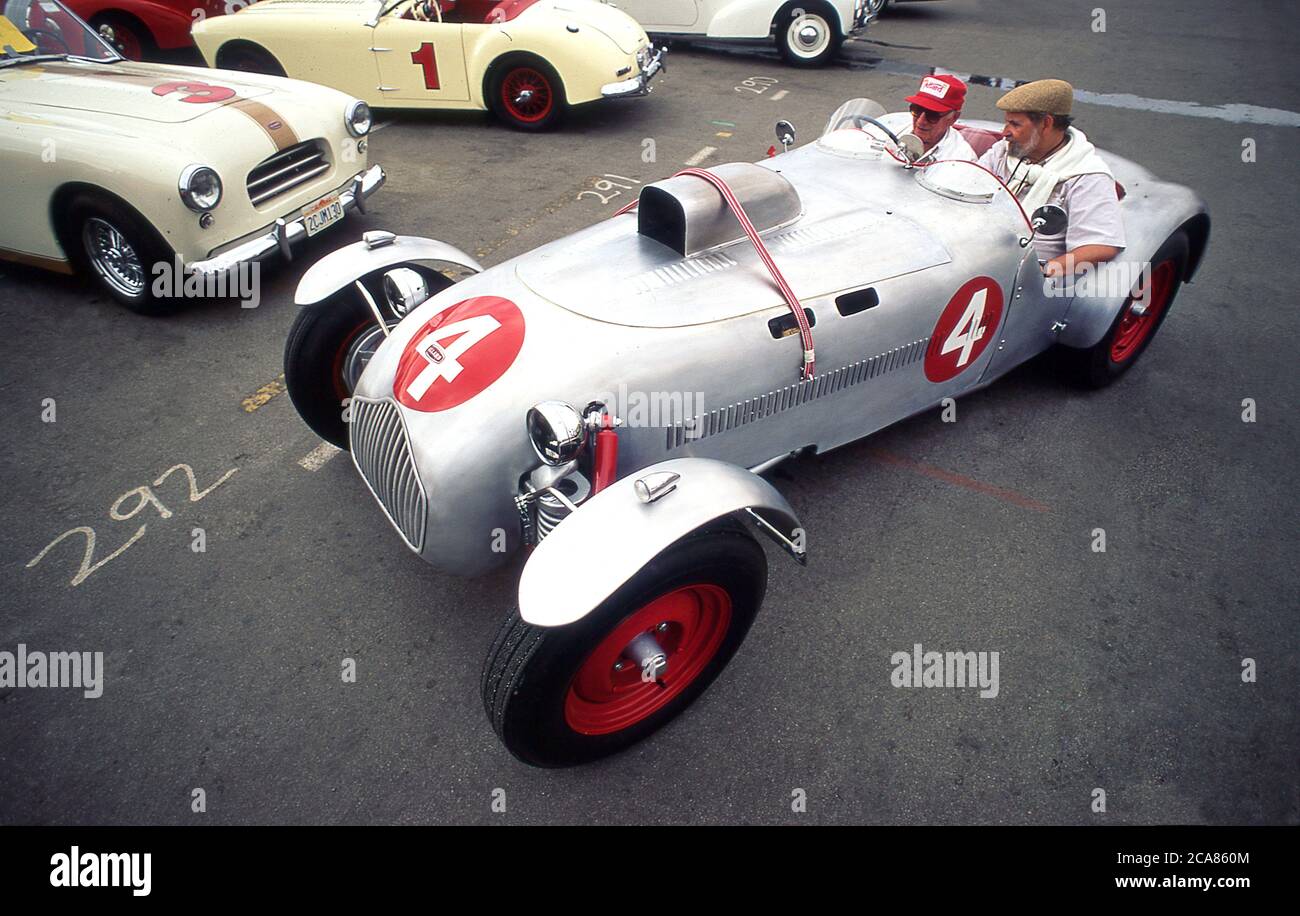 Zora Arkus-Duntov und Robert Cumberford in einem frühen J2 Allard beim Allard Salute Race Meeting in Laguna Seca California USA 1990 Stockfoto