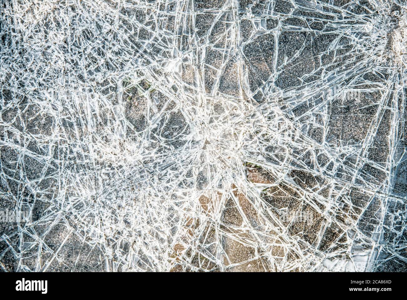 Risse auf Glasstruktur gebrochenes Glas transparent Stockfoto