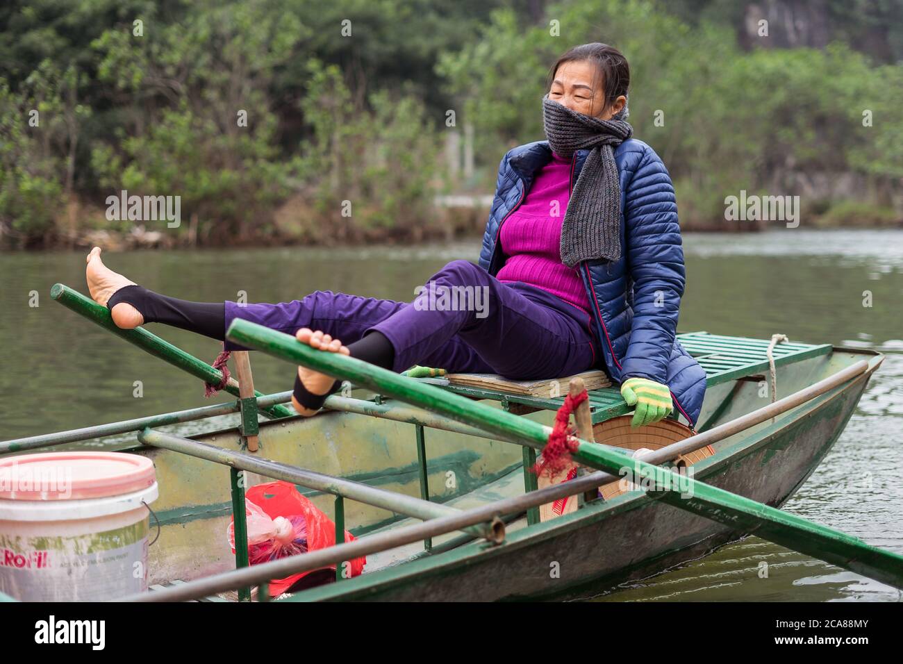 TAM Coc / Vietnam - 25. Januar 2020: Vietnamesische Frau Ruderboot mit Füßen im Fluss im Naturpark Stockfoto