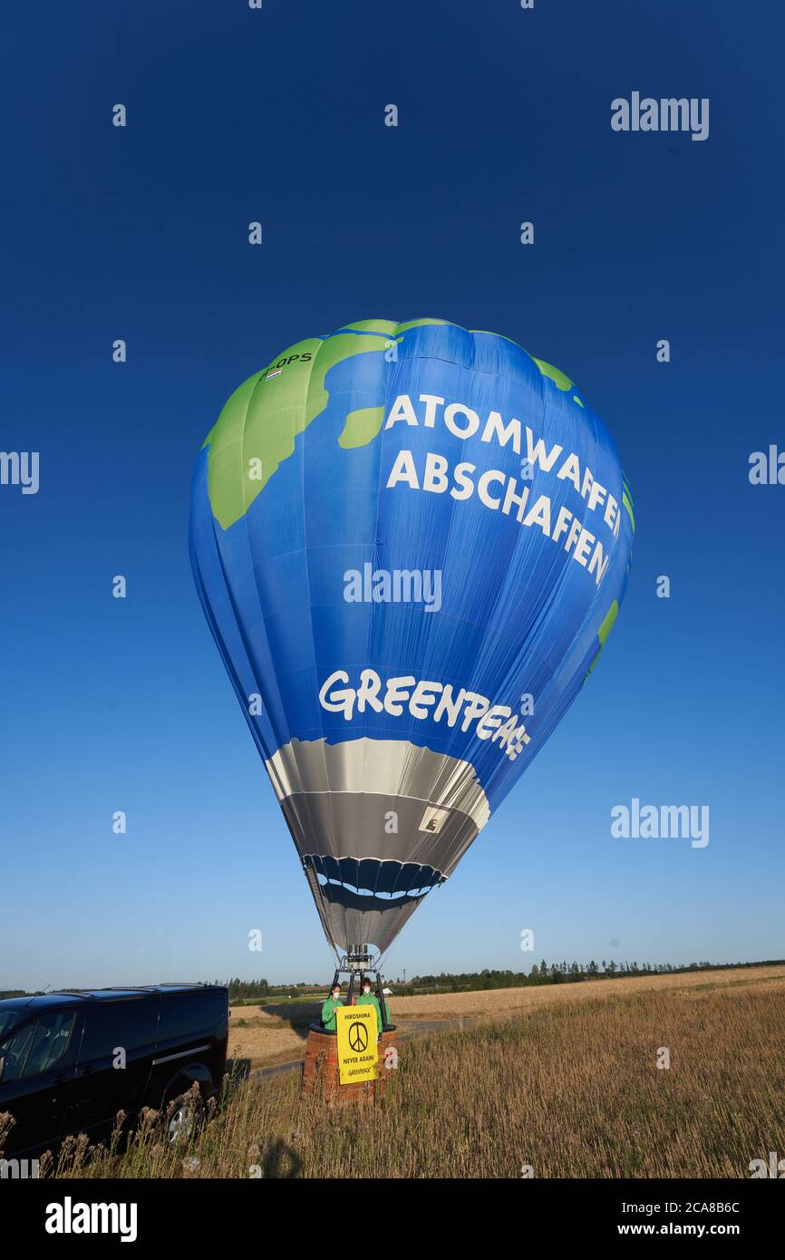 Buchel, Deutschland. August 2020. Greenpeace-Aktivisten protestieren mit einem Heißluftballon mit der Aufschrift "Atomwaffen abschaffen - Atomwaffen verbieten" gegen die auf dem Luftwaffenstützpunkt Büchel stationierten Atomwaffen. Hintergrund ist der 75. Jahrestag der Atombombenangriffe auf die japanische Stadt Hiroshima am 6. August. Foto: Thomas Frey/dpa Quelle: dpa picture Alliance/Alamy Live News Stockfoto