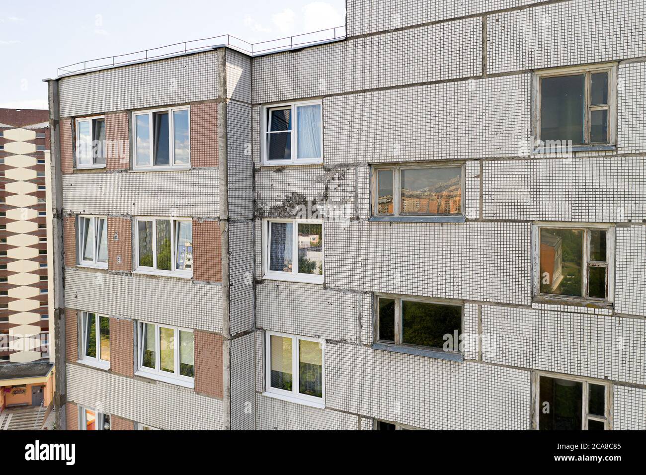 Nicht isolierte Fassade eines mehrstöckigen Wohngebäudes Stockfoto