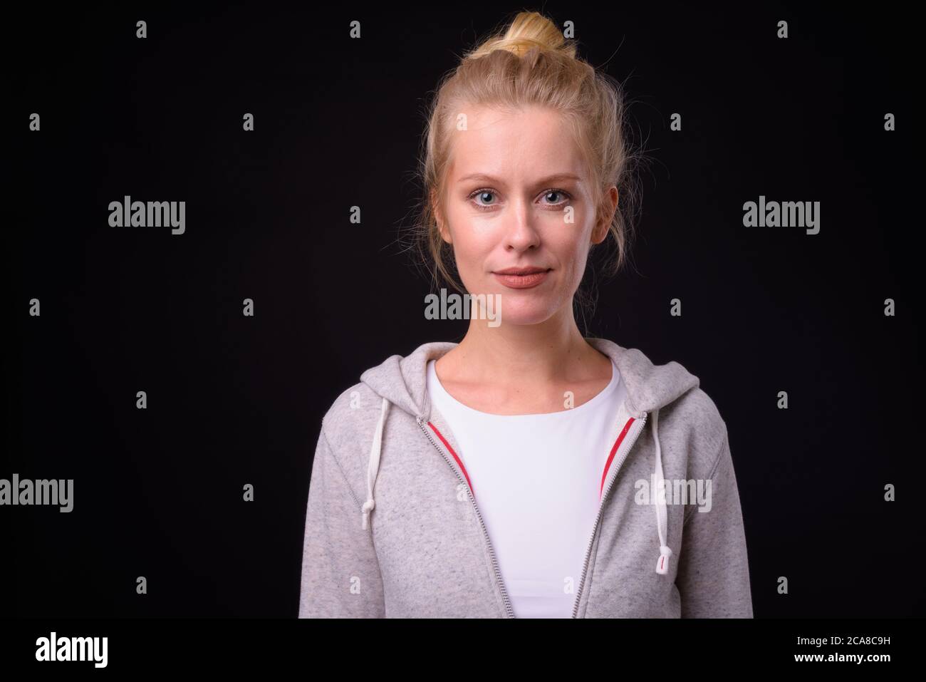 Portrait der schönen Frau mit blonden Haaren bereit für die Turnhalle Stockfoto