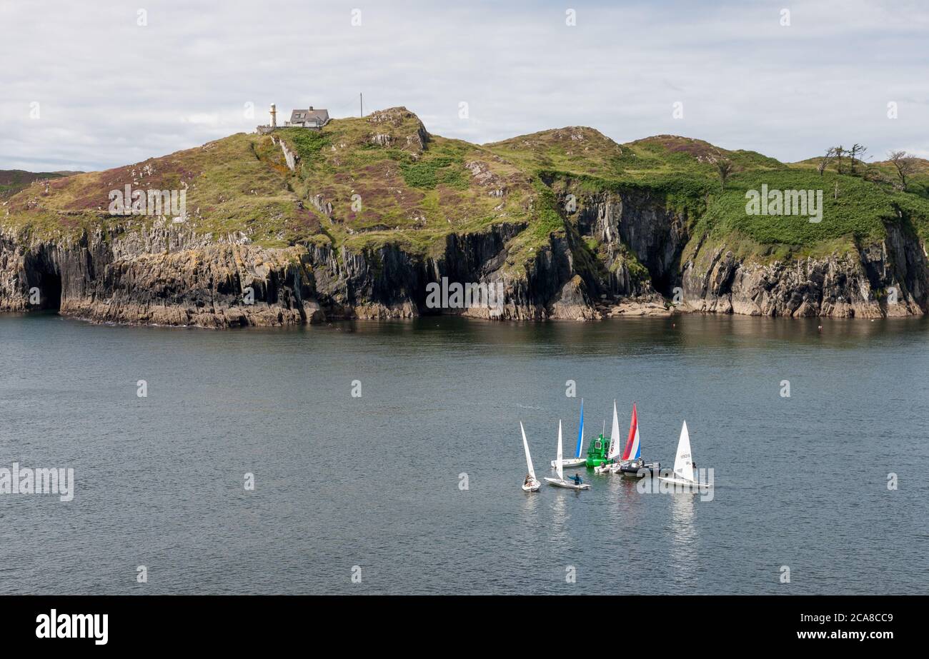 Baltimore, Cork, Irland. Mai 2020. Segelboote an der Hafenmündung mit Sherkin Island im Hintergrund in Baltimore, Co. Cork, Iria Stockfoto
