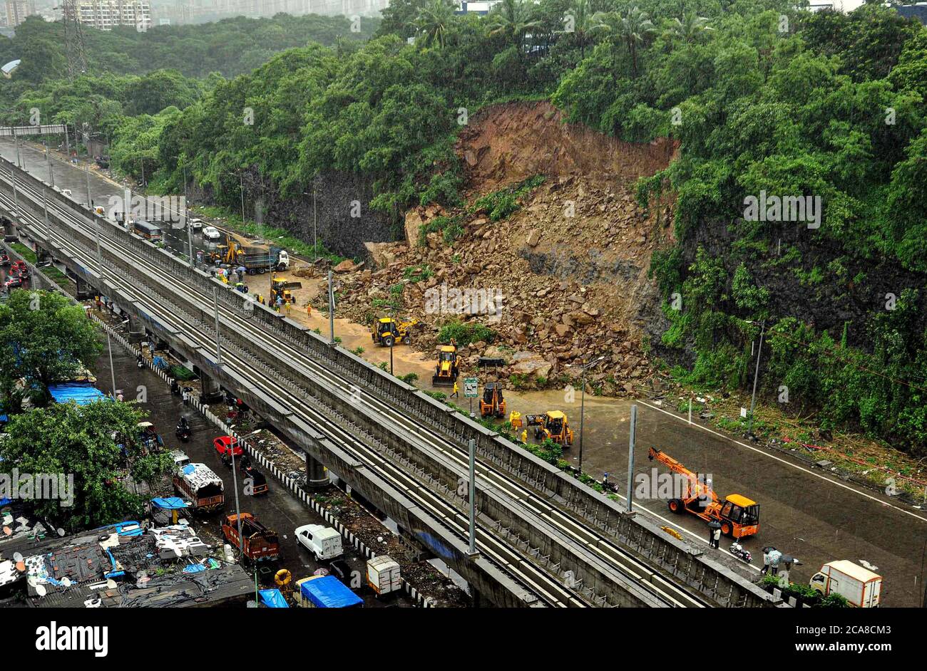 (200805) -- MUMBAI, 5. August 2020 (Xinhua) -- das Foto vom 4. August 2020 zeigt den Ort eines Erdrutsches auf der westlichen Schnellstraße aufgrund von heftigen Regenfällen in Mumbai, Indien. Starke Regenfälle schlugen Mumbai Stadt, die zu Wasser-Logging und Überfluss von internen Flüssen innerhalb der Stadt am Dienstag. Der Autoverkehr auf der westlichen Schnellstraße der Stadt, die die Stadt zwischen Nord und Süd verbindet, war stark betroffen, nachdem in Kandivali in Nord-Mumbai ein massiver Erdrutsch durch nächtliche Regenfälle stattgefunden hatte. (Str/Xinhua) Stockfoto