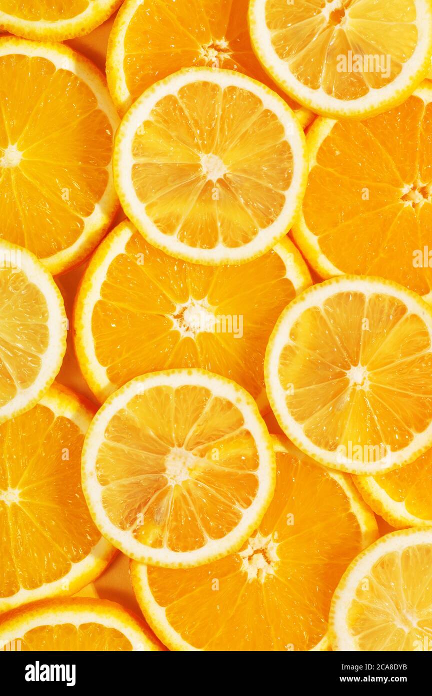 Draufsicht auf leckere Scheiben von Orange und Zitrone. Heller Sommerhintergrund. Gesunde Ernährung. Richtige Ernährung. Frische Säfte. Platz zum Kopieren, flach liegend. Hintergrund t Stockfoto