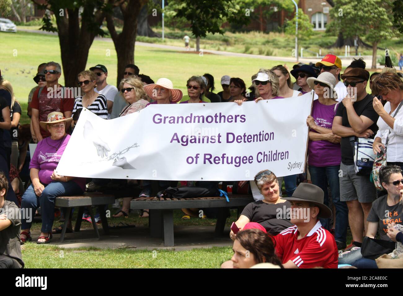 Großmütter gegen die Inhaftierung von Flüchtlingskindern halten ihr Banner bei der Veranstaltung Walk Together Sydney im Prince Alfred Park, Surry Hills. Stockfoto