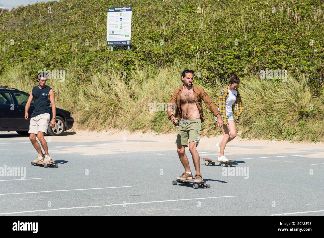 Menschen fahren Skateboards auf einem Parkplatz in Newquay in Cornwall. Stockfoto