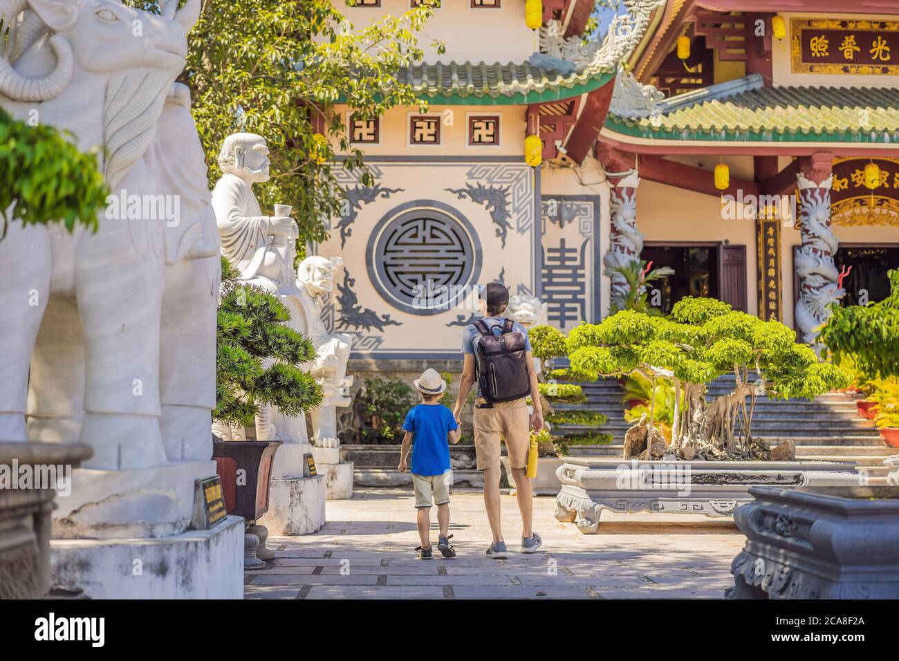 Vater und Sohn Touristen in Chua Linh Ung Bai Bud Tempel, Lady Buddha Tempel in Da Nang, Vietnam. Reisen mit Kindern Konzept Stockfoto