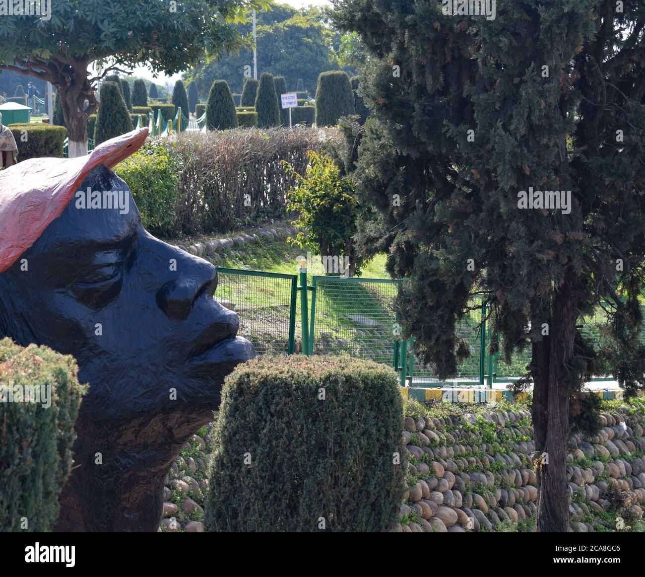 Schwarze Statue im Park. Schwarze Leben sind wichtig Stockfoto