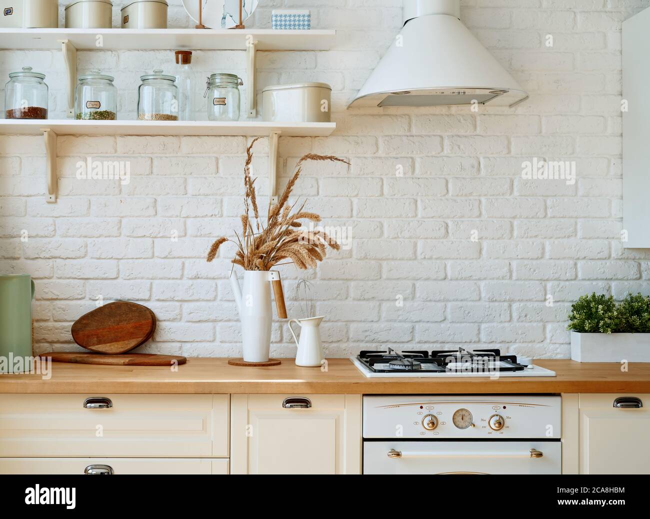 Kücheninnenraum mit Küchenutensilien und Herd. Scandi-Stil. Stockfoto